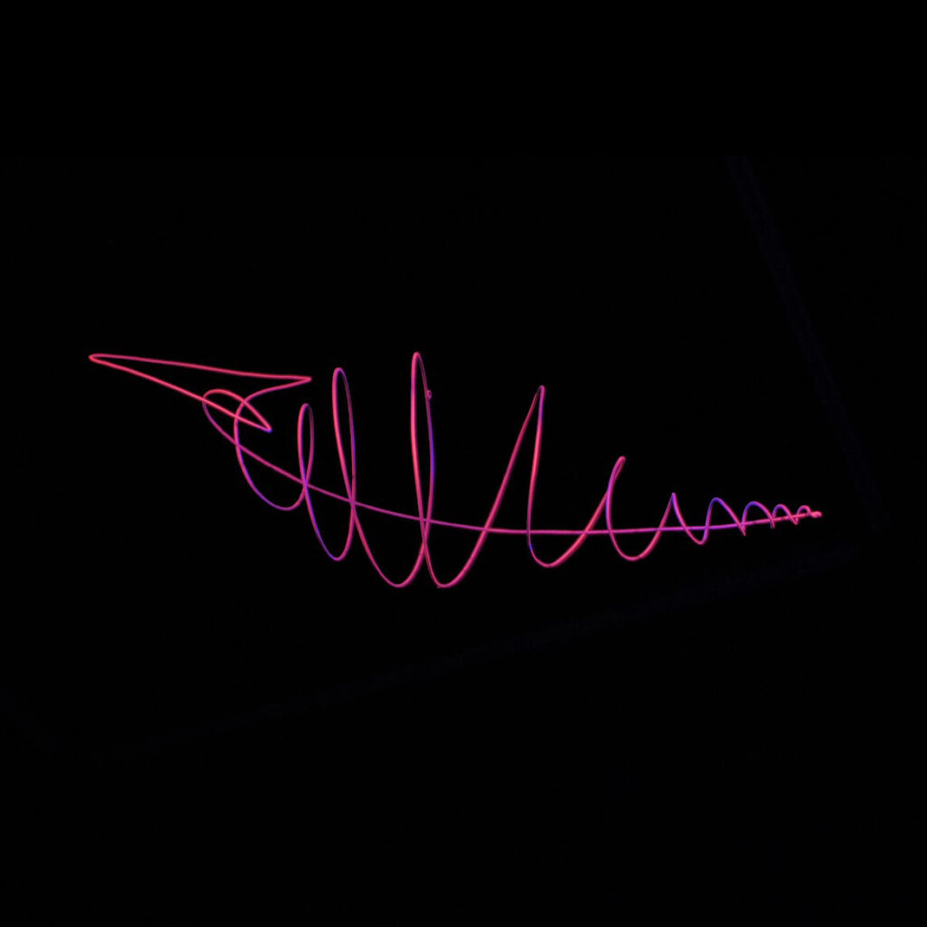 Scultura fluorescente Aerial Forms di Nino Alfieri